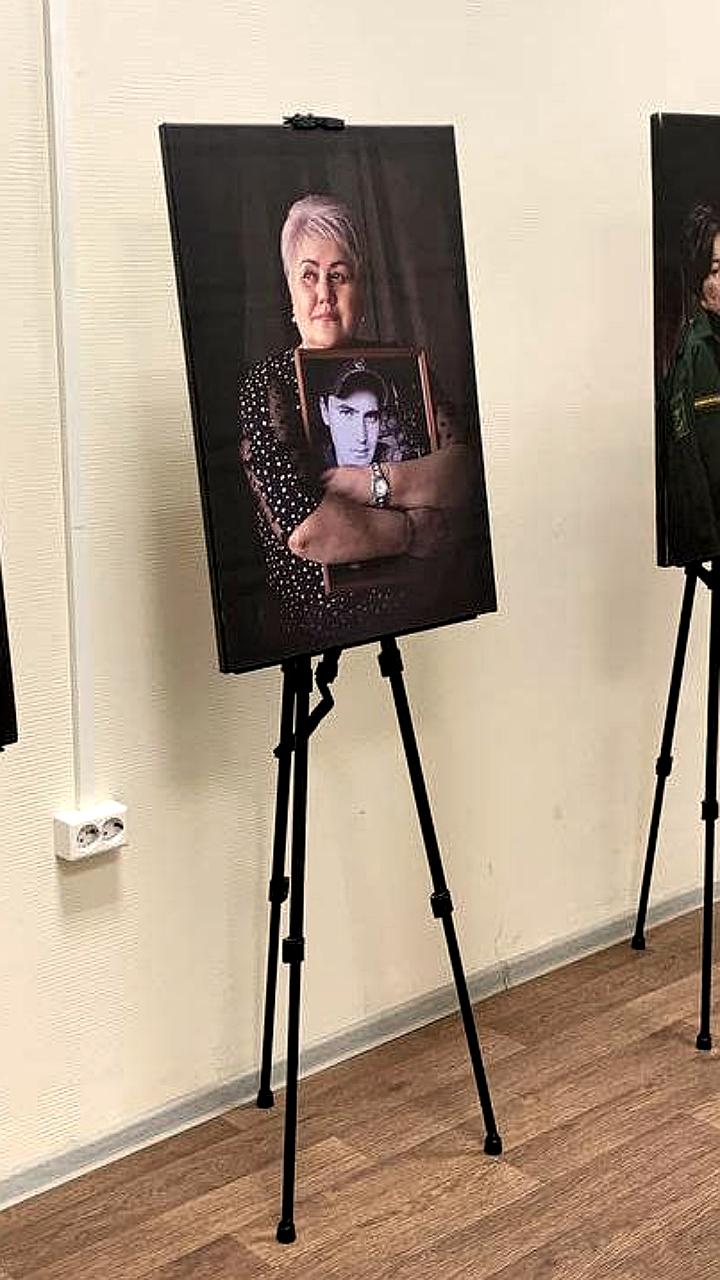 В Оренбурге открылась фотовыставка 'Матери героев' ко Дню матери