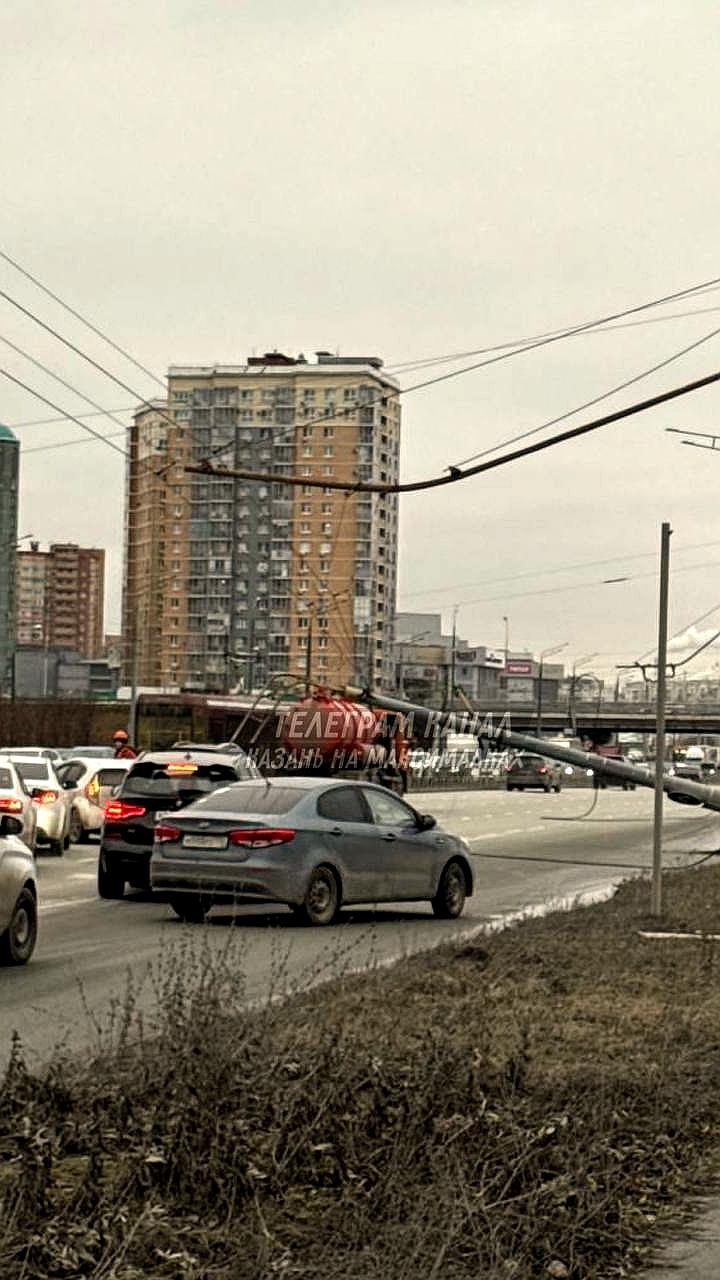 В Казани на проспекте Ямашева произошло падение столба, вызвавшее пробки и приостановку движения