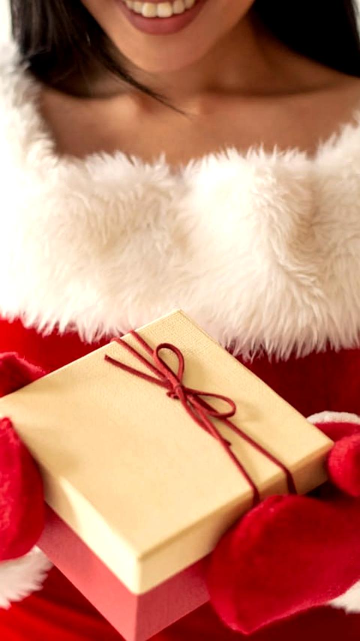 Россияне планируют новогодние покупки: гаджеты и путешествия в топе желаемых подарков