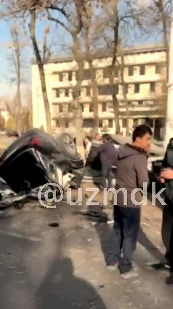 ДТП в Ташкенте: столкновение автомобилей Hongqi и BYD