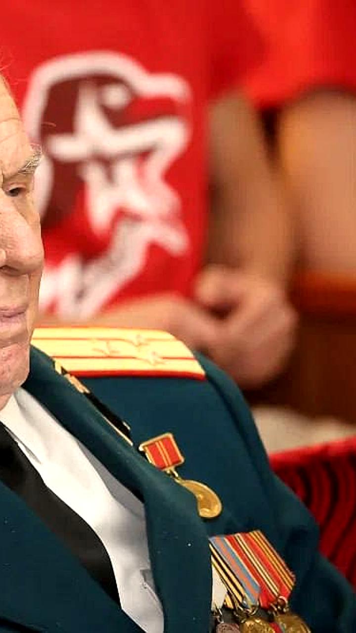 Губернатор Бочаров поздравил фронтовика Шестеля с 100-летием