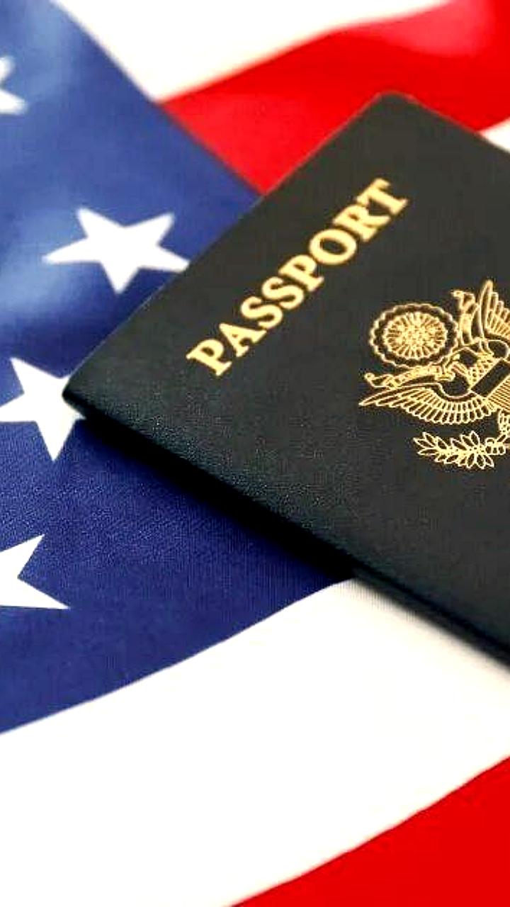 Сенатор Берни Морено предлагает законопроект о запрете двойного гражданства в США