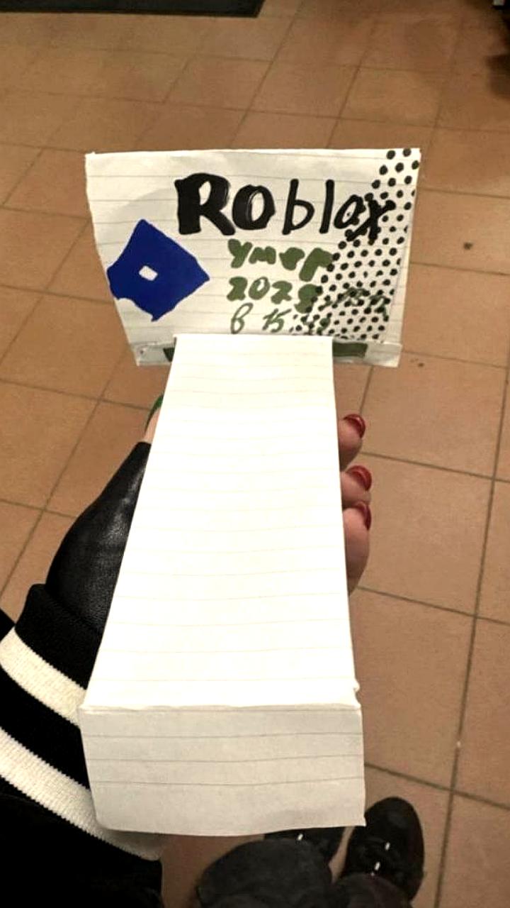 Школьники России проводят символические похороны Roblox