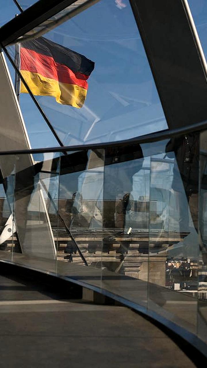 Немецкие политики обсуждают налаживание связей с Россией в Абу Даби