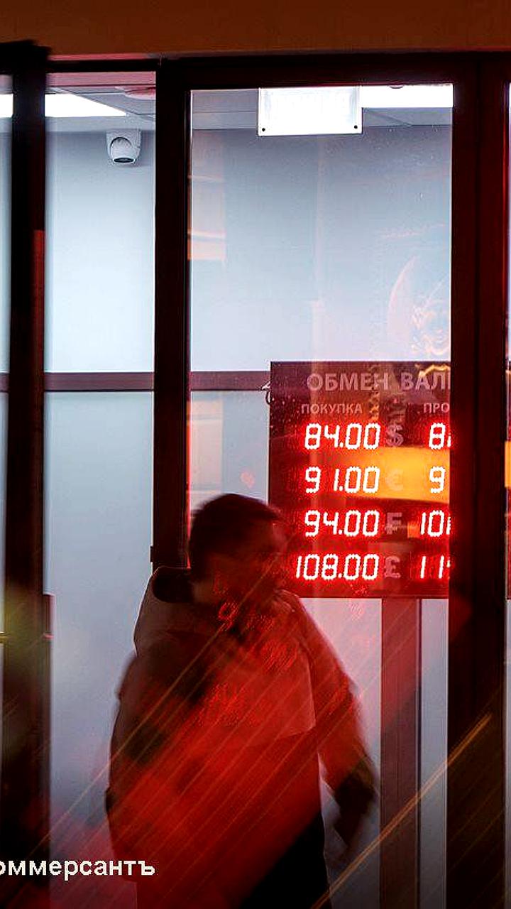 Рубль укрепляется к основным валютам на фоне санкций и продаж валюты