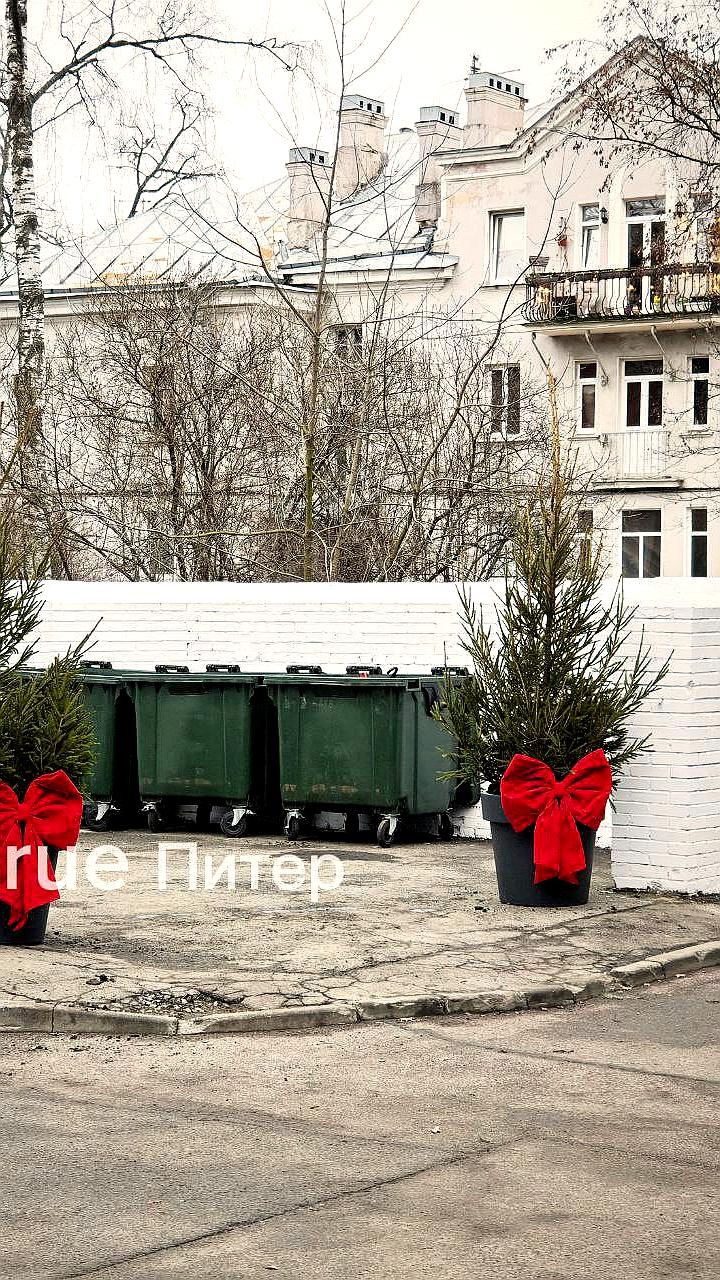 Жители Дибуновской разместили новогодний декор на контейнерной площадке