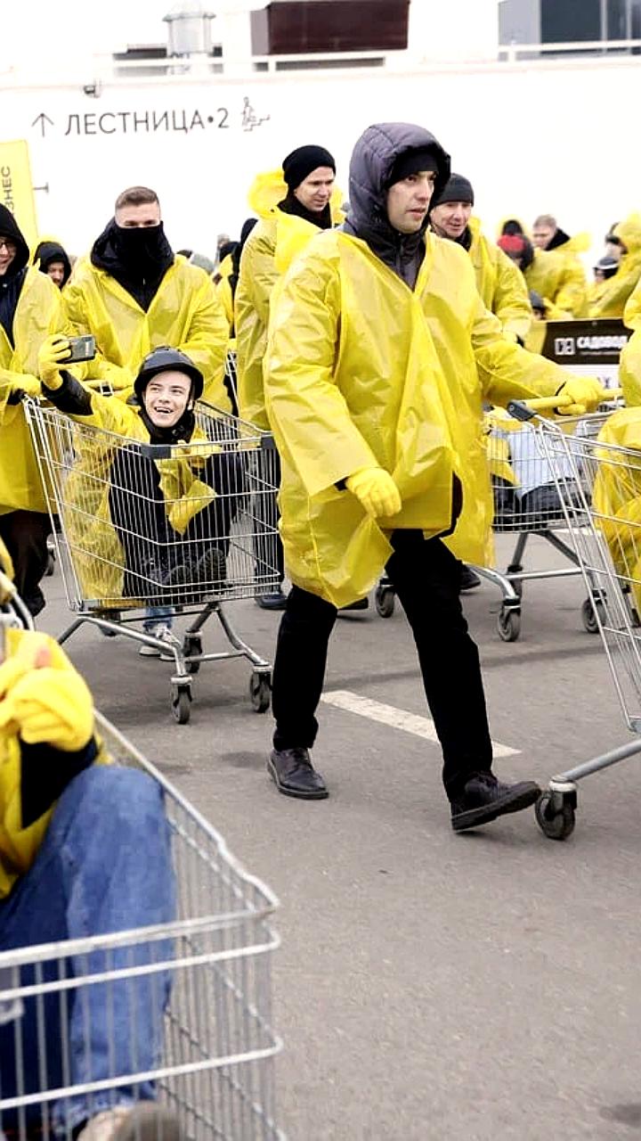 В Москве прошли гонки на продуктовых тележках в честь Дня онлайн предпринимателя