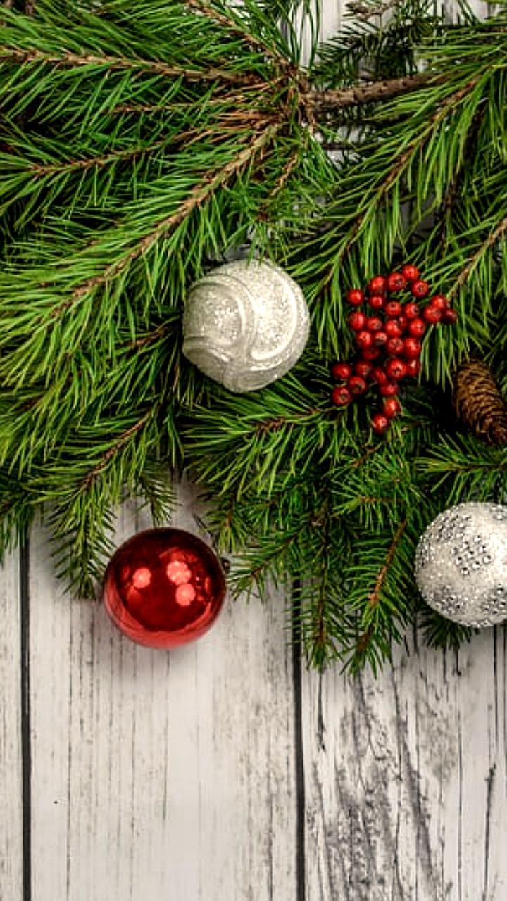 Эксперты рекомендуют россиянам откладывать 10-15% зарплаты на новогодние расходы