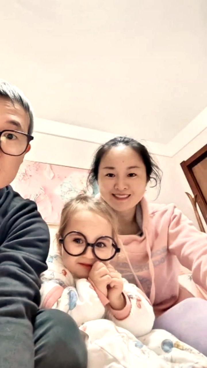 Китайская семья обнаружила русские корни после рождения светловолосой девочки