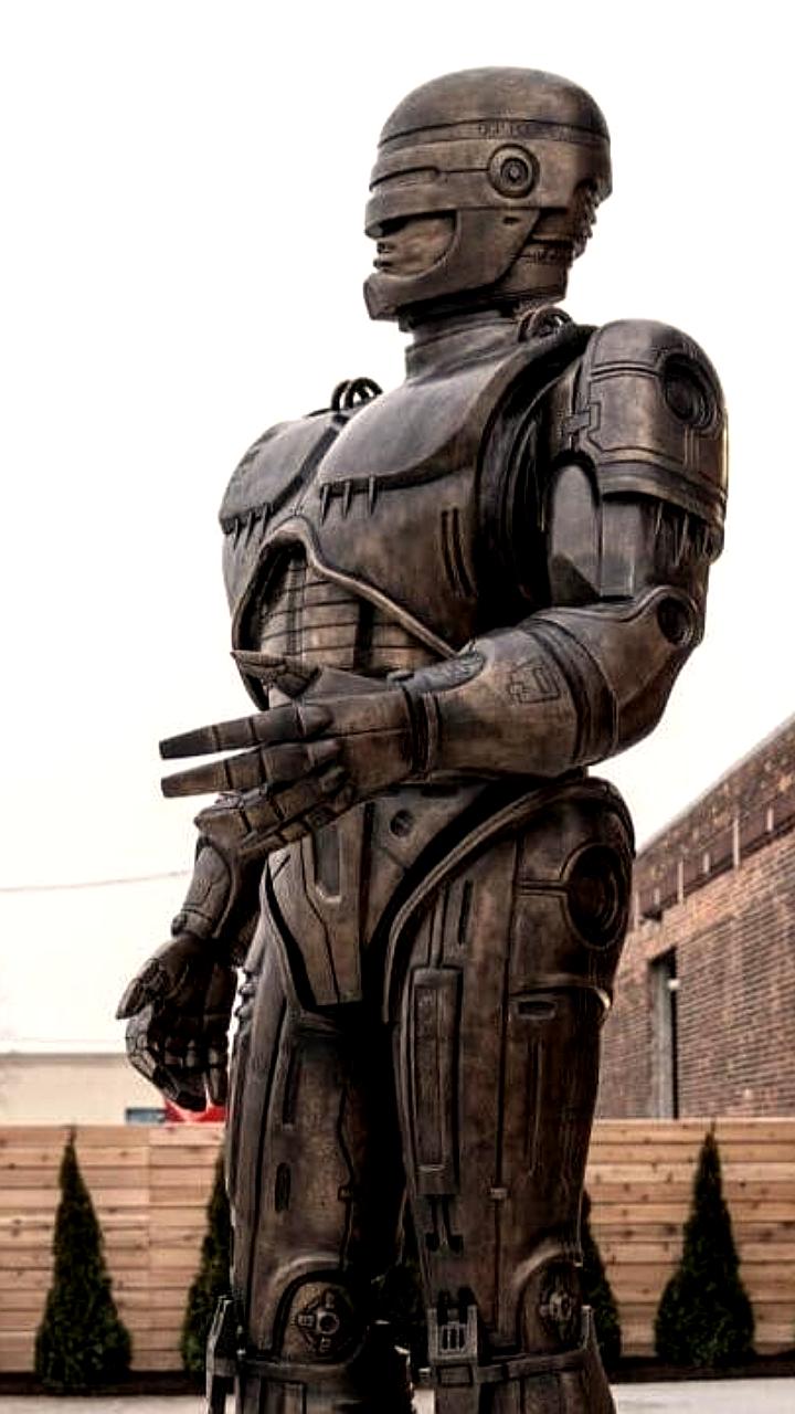 В Детройте установили бронзовую статую Робокопа высотой более трех метров