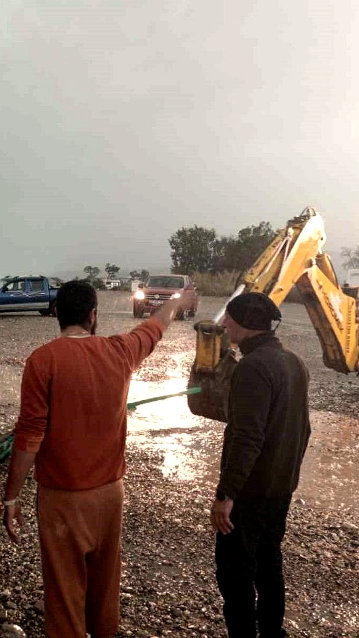 Сильный дождь в Кемере: два автофургона с туристами спасены без пострадавших