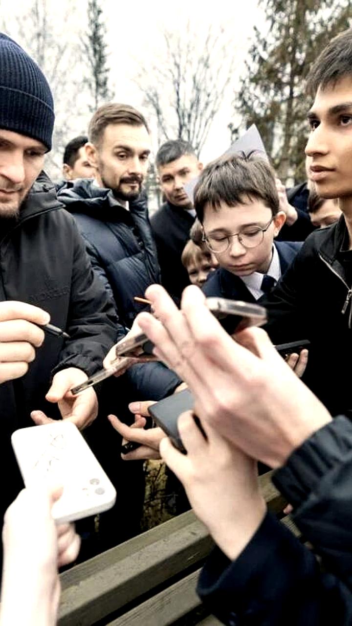 Хабиб Нурмагомедов посетил Татарстан и встретился со школьниками в Альметьевске