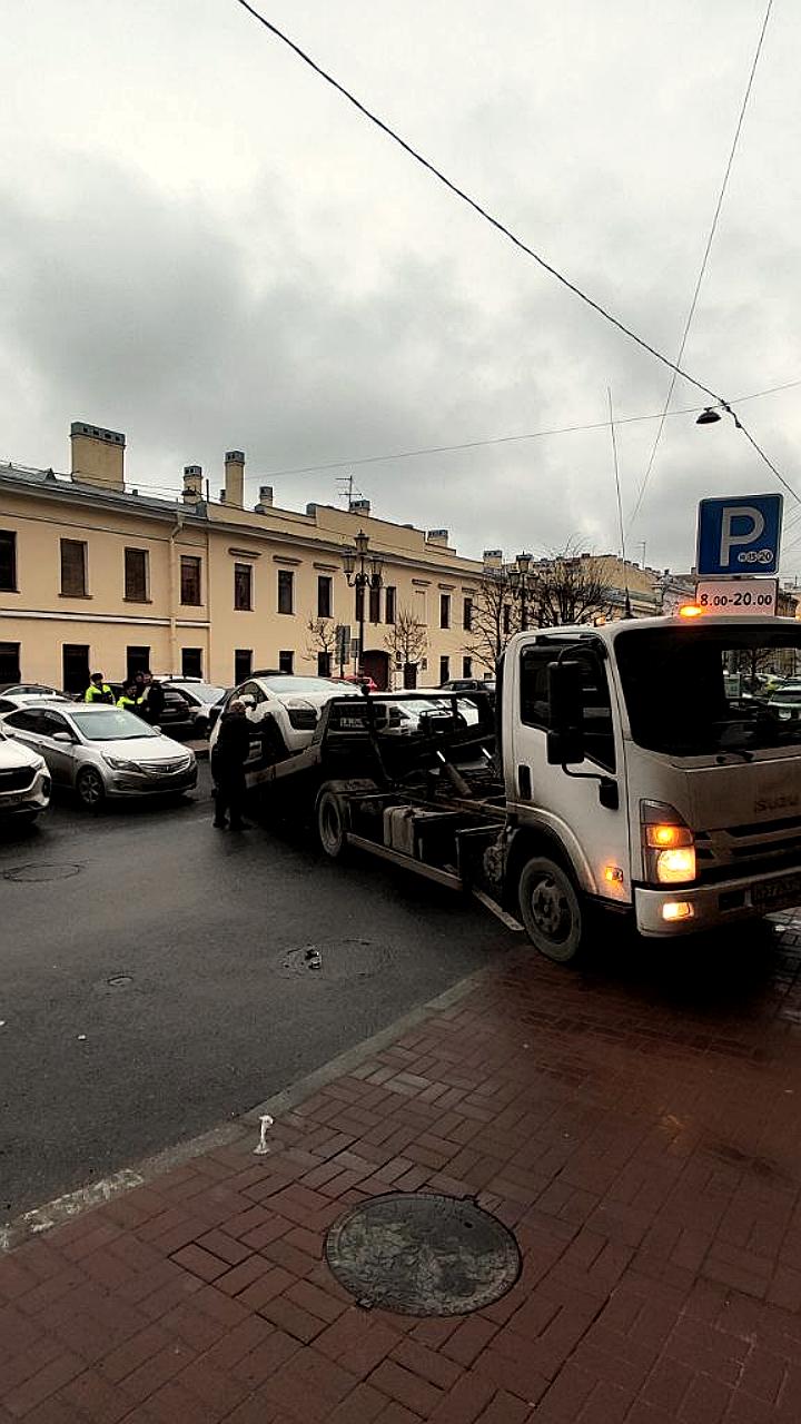 В Петербурге за неделю эвакуировали 21 автомобиль за нарушения парковки