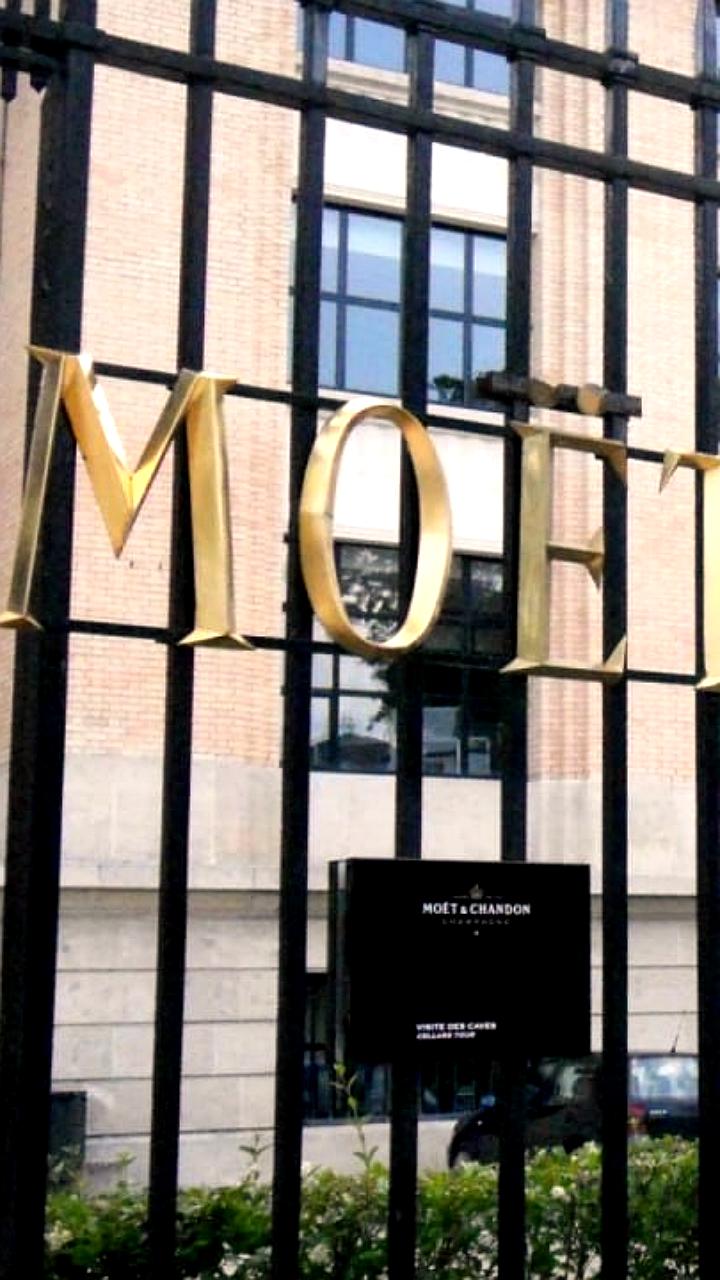 Забастовки сотрудников Moët Hennessy в ответ на отмену бонусов