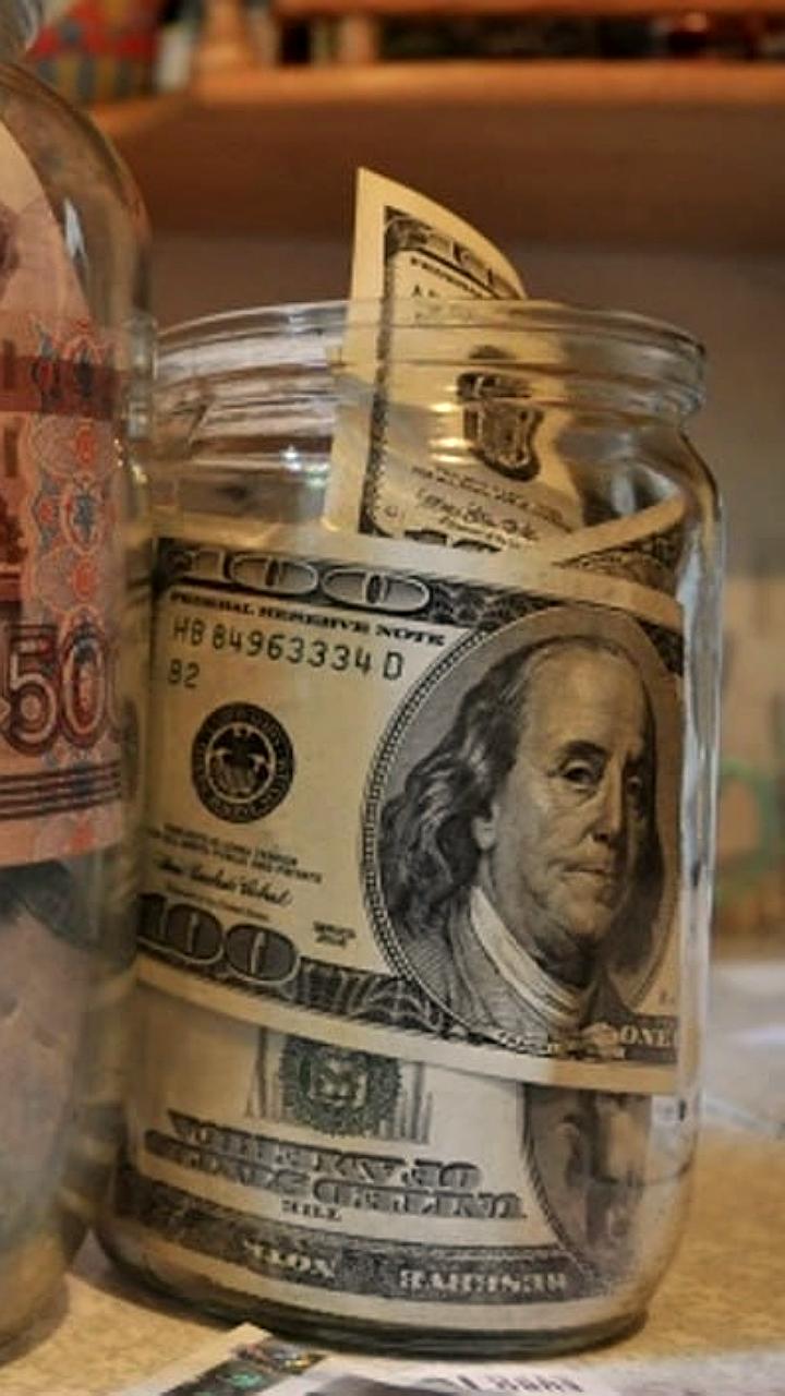 Объем валюты на вкладах россиян сократился более чем в два раза за четыре года