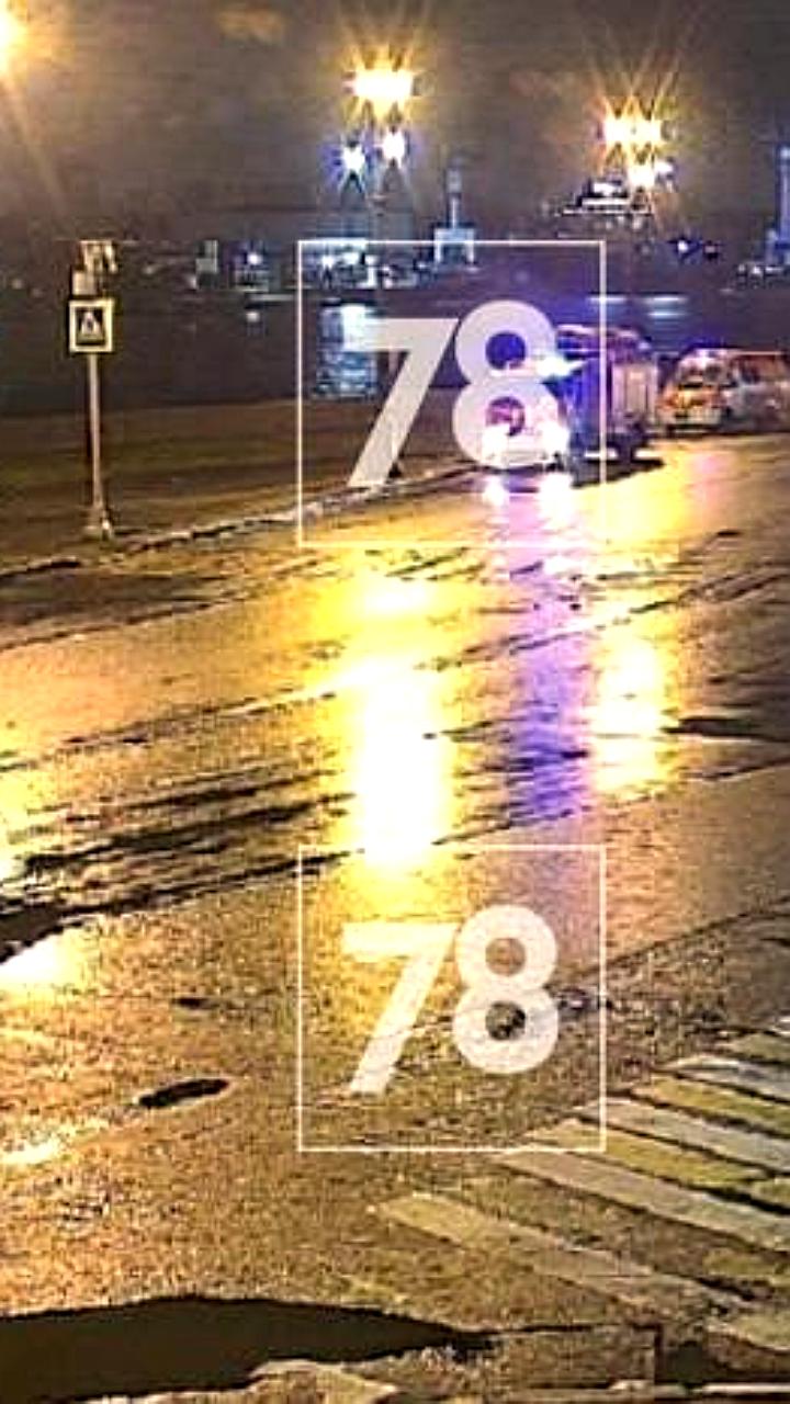 Легковой автомобиль вылетел в воду в Василеостровском районе, один погиб