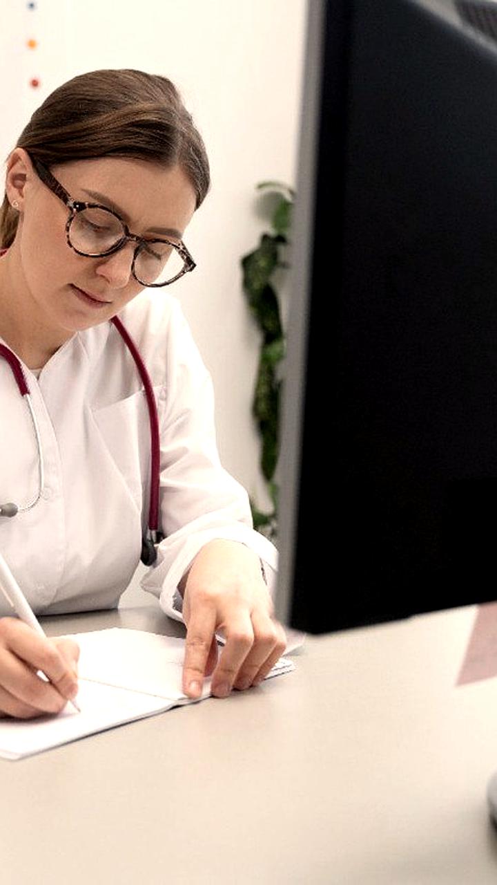 Сергей Миронов призывает увеличить зарплату врачей вдвое без переработок