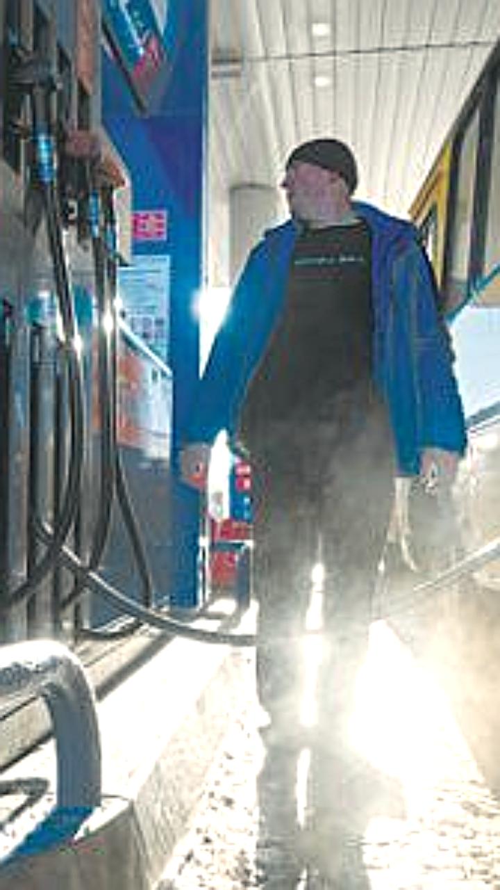 Цены на бензин в России превысили американские на 8 рублей