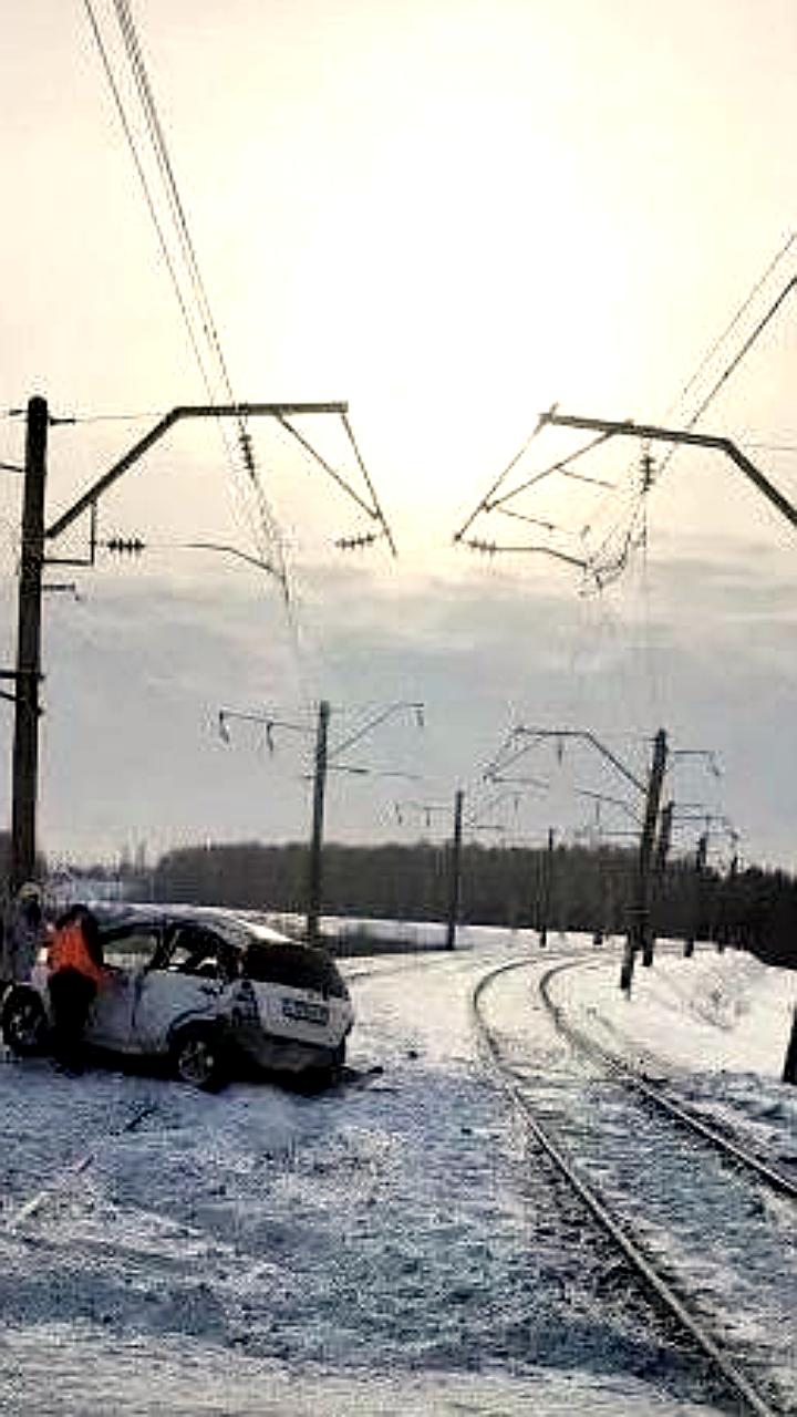 Смертельное столкновение поезда и автомобиля в Алтайском крае: два человека погибли