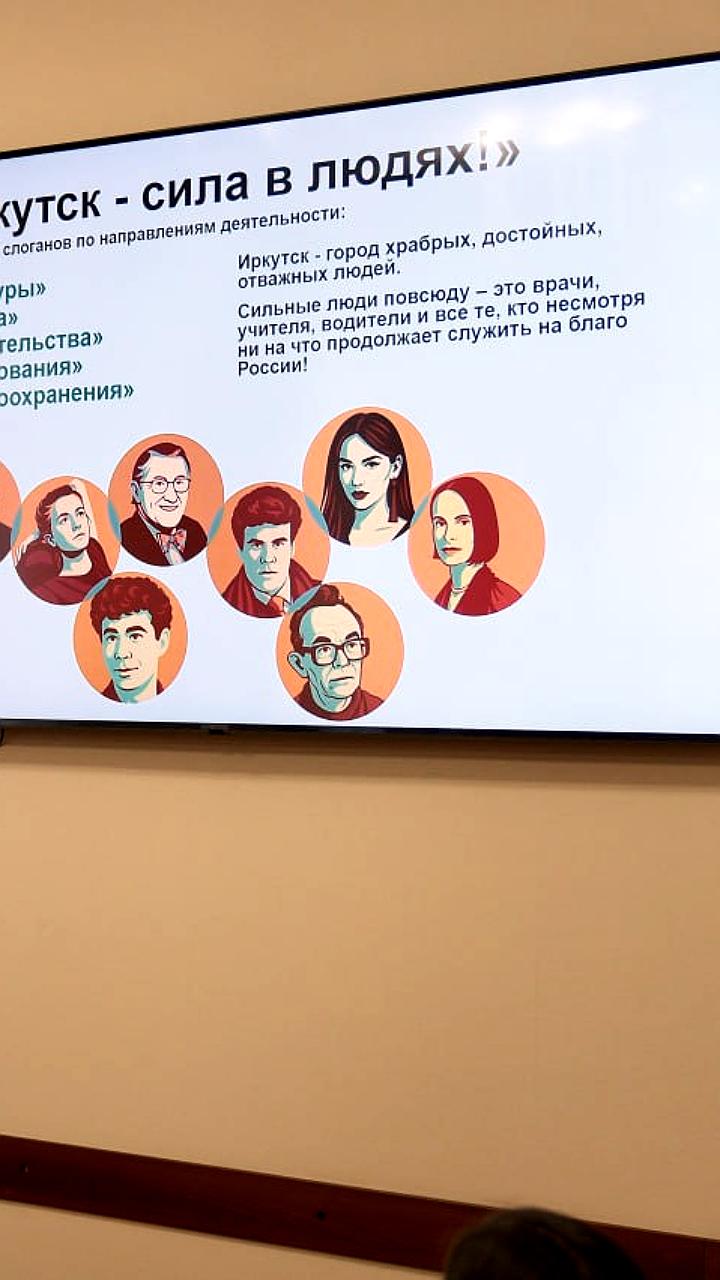 Биробиджан готовится к Новому году с монтажом ели и тематическими украшениями