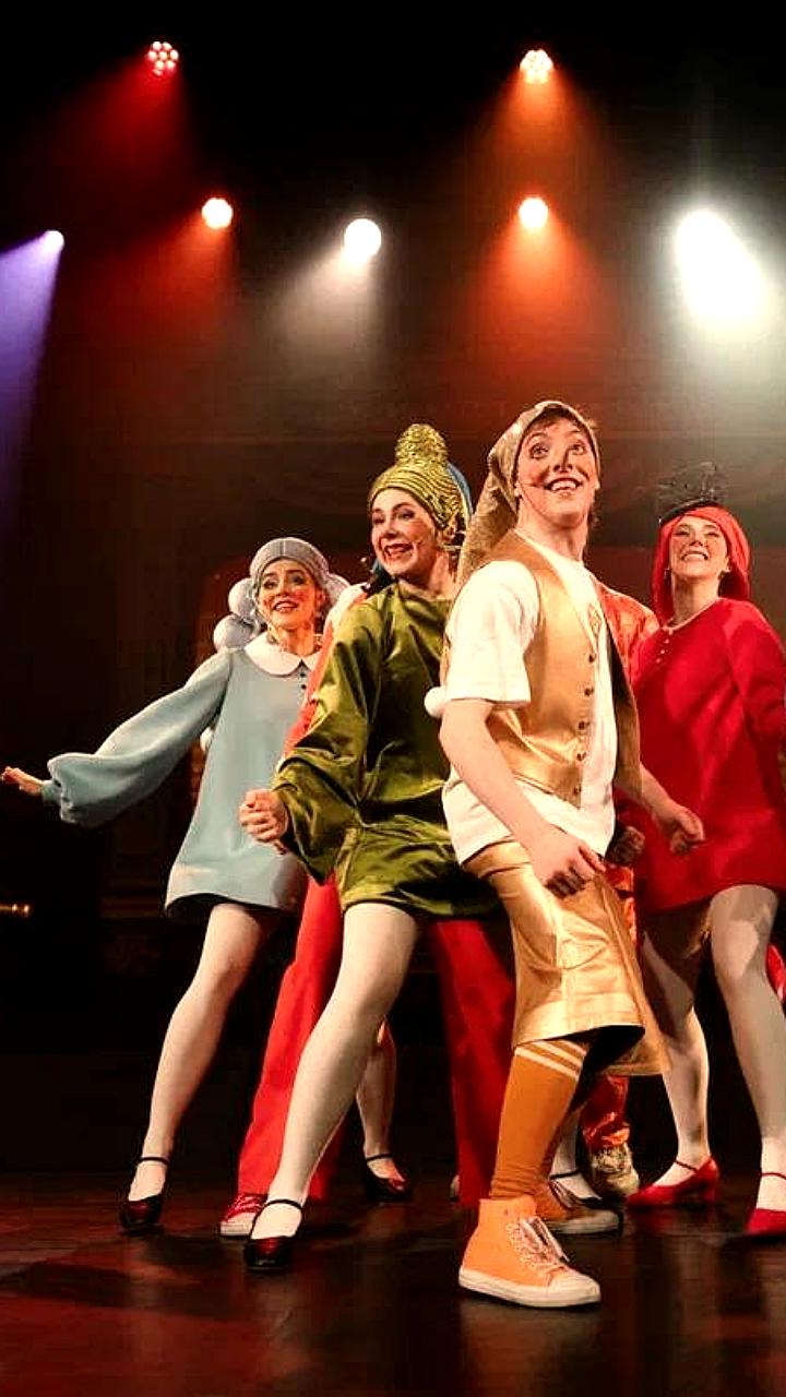 В Санкт-Петербурге открылась выставка 'Сказка за сказкой' и премьера музыкального шоу 'Парабайки'