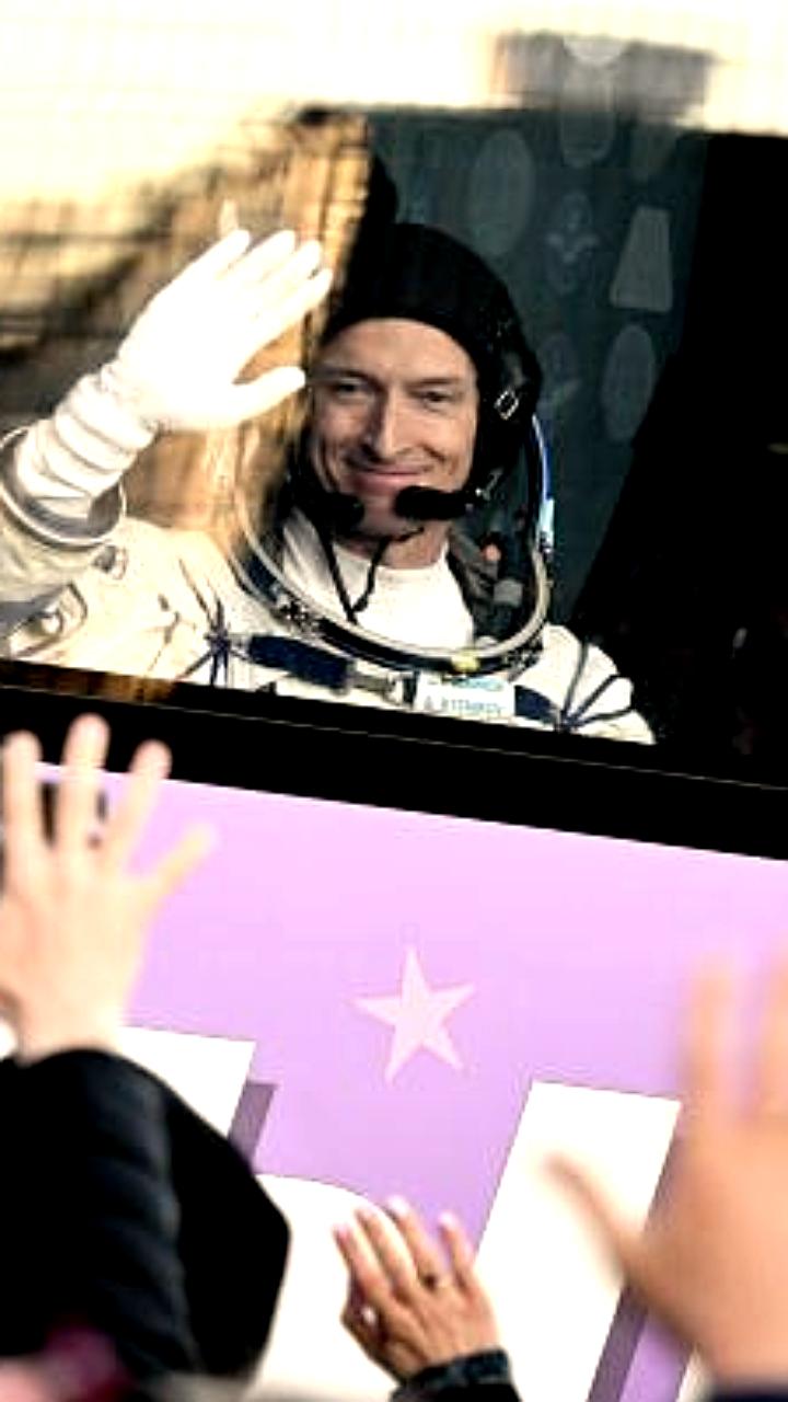 Смена командования на МКС: Сергей Рыжиков передал ключ Майку Финке