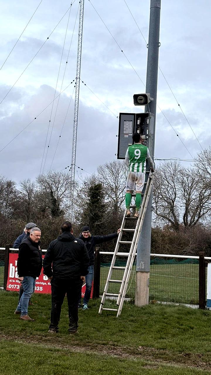 Футболист-электрик Чарли Кловер стал звездой соцсетей после попытки починить освещение на матче