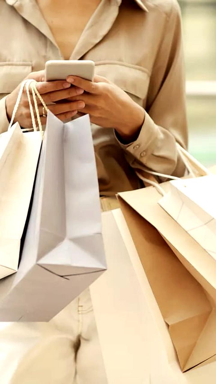 Исследование: более трети россиян регулярно балуют себя спонтанными покупками