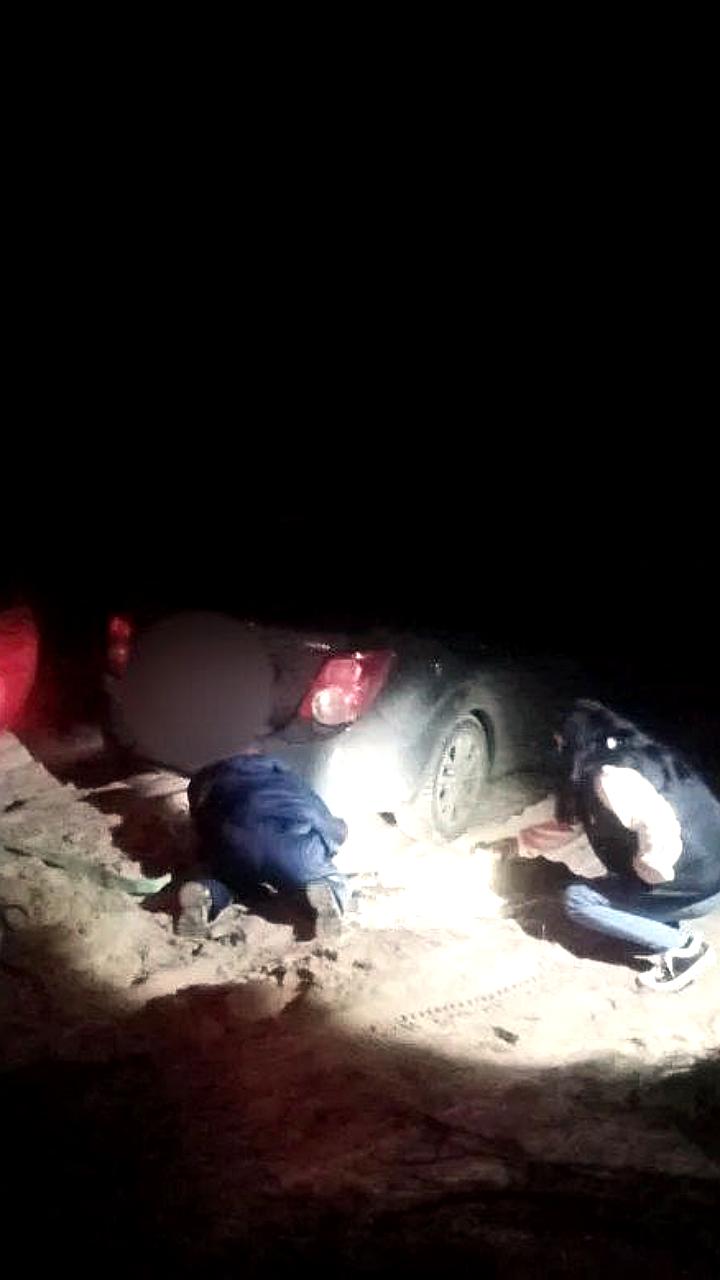 Инспекторы ДПС помогли скорой помощи выбраться из снежного кювета в Назаровском районе