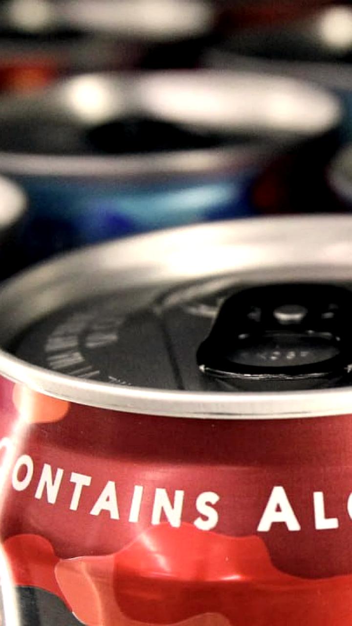 Госдума предлагает ограничить продажу энергетиков только в аптеках