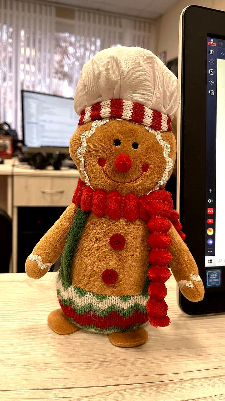 Офисные сотрудники активно украшают рабочие места к Новому году