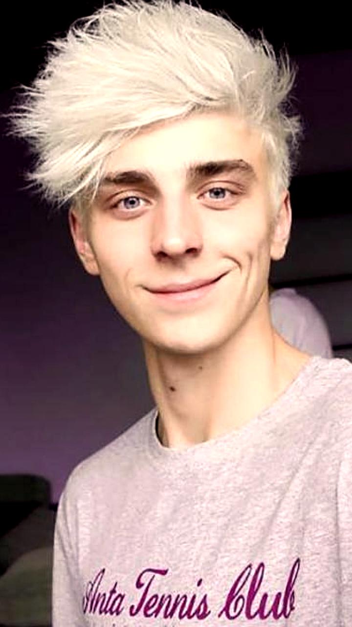 Суд отклонил иск блогера Влада Бумаги против магазина за продажу футболок с его изображением