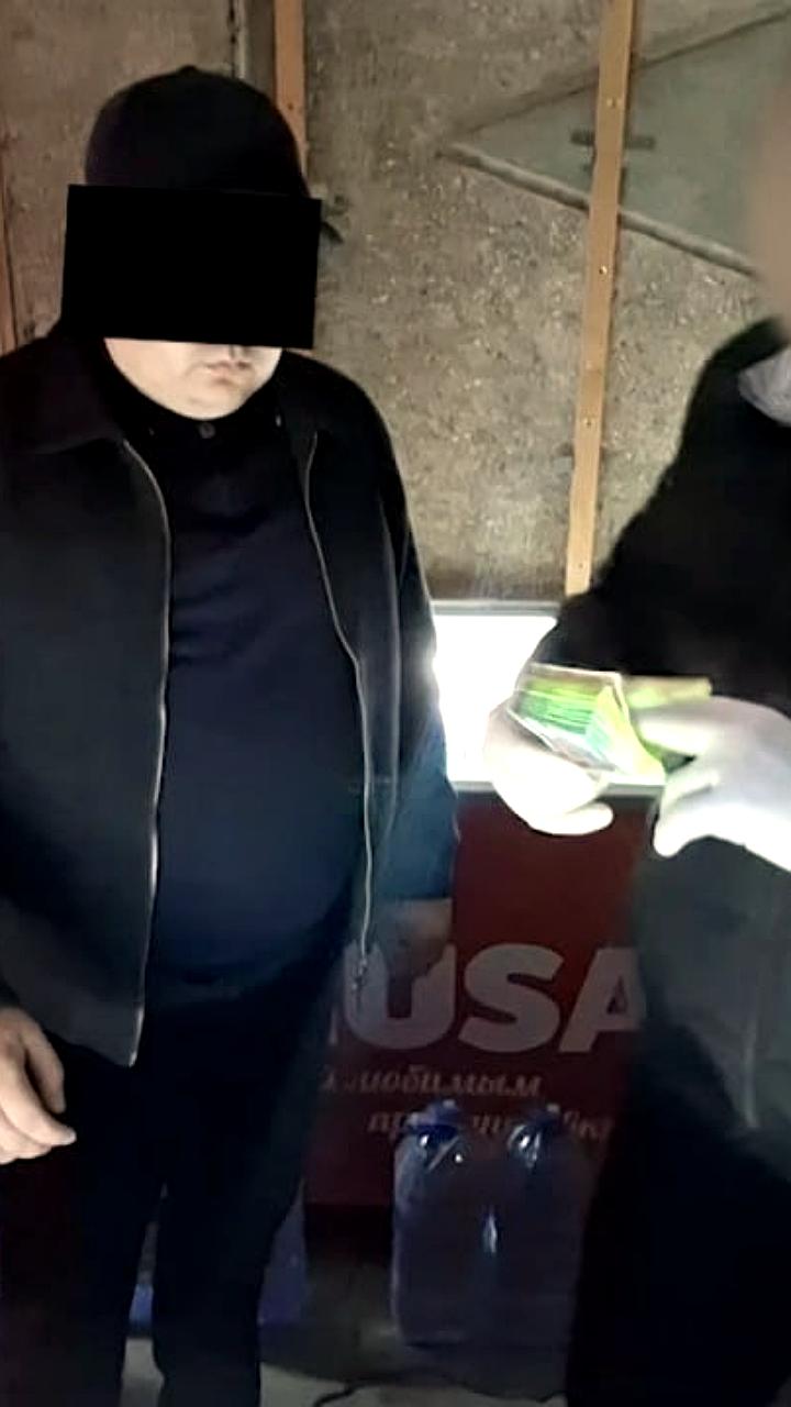В Ташкенте задержаны налоговики за взятку
