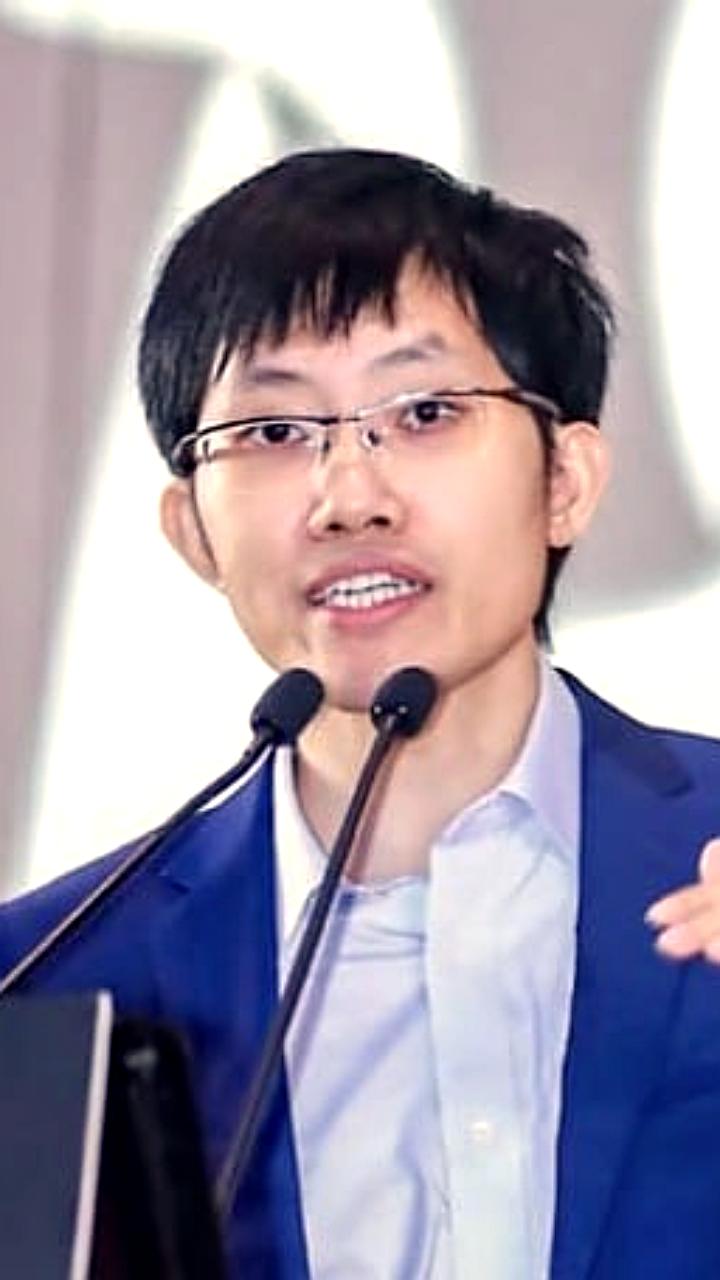 Лян Вэньфэн и Ду Мэнжань вошли в список самых влиятельных ученых 2025 года по версии Nature