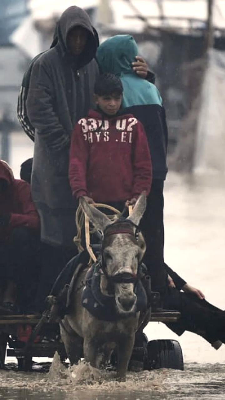 Сильные дожди затопили палатки палестинцев в Газе