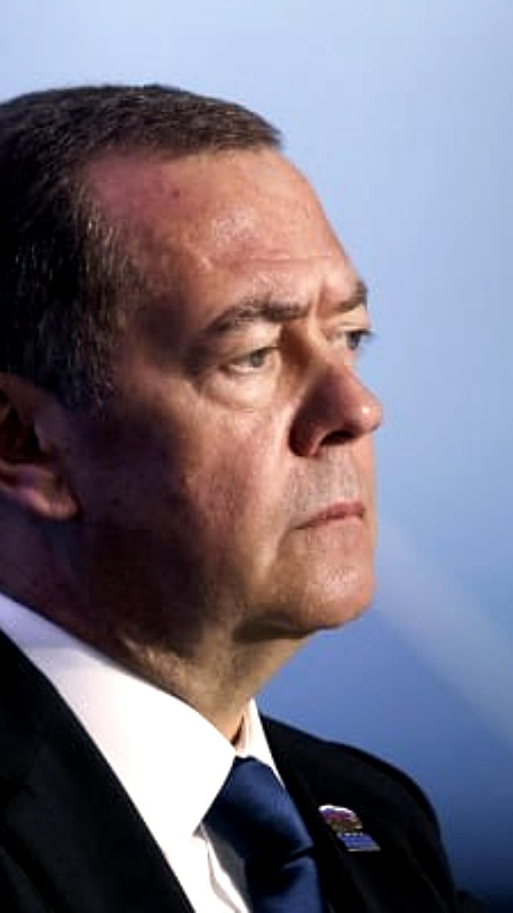 Медведев анонсировал рост МРОТ в 2026 году до 19 тысяч рублей