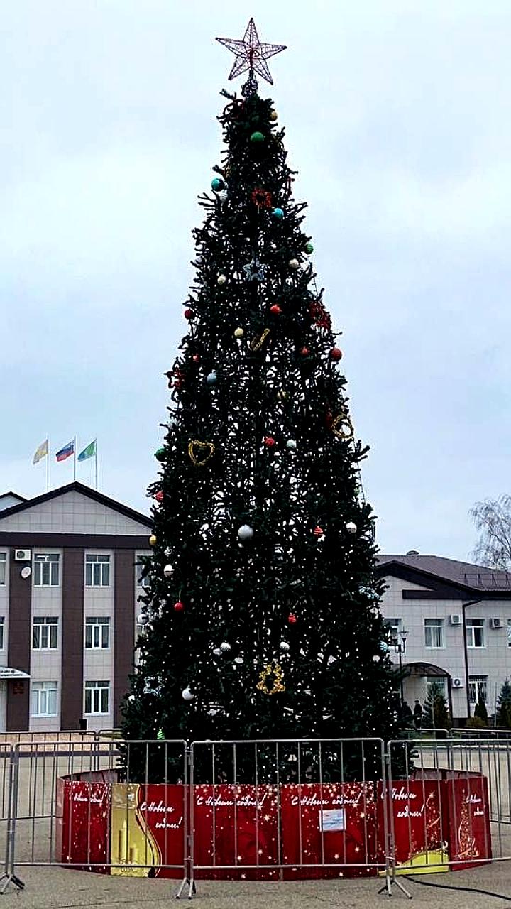 В Геническе и Кочубеевском устанавливают новогодние елки к праздникам