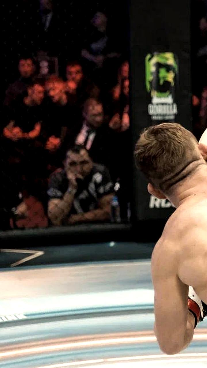 Михаил Рагозин одерживает победу над Вячеславом Василевским техническим нокаутом в первом раунде