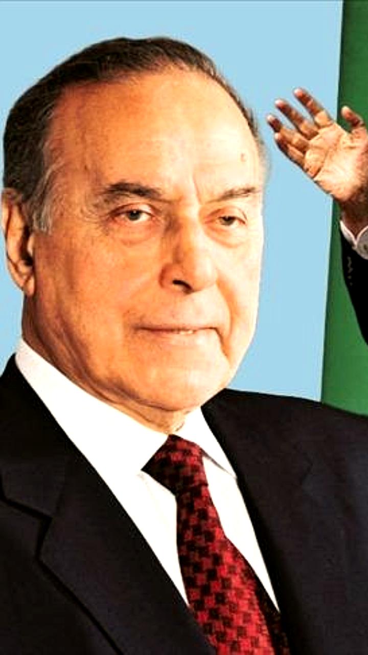 Президент Ильхам Алиев и Минобороны Турции отметили день памяти Гейдара Алиева