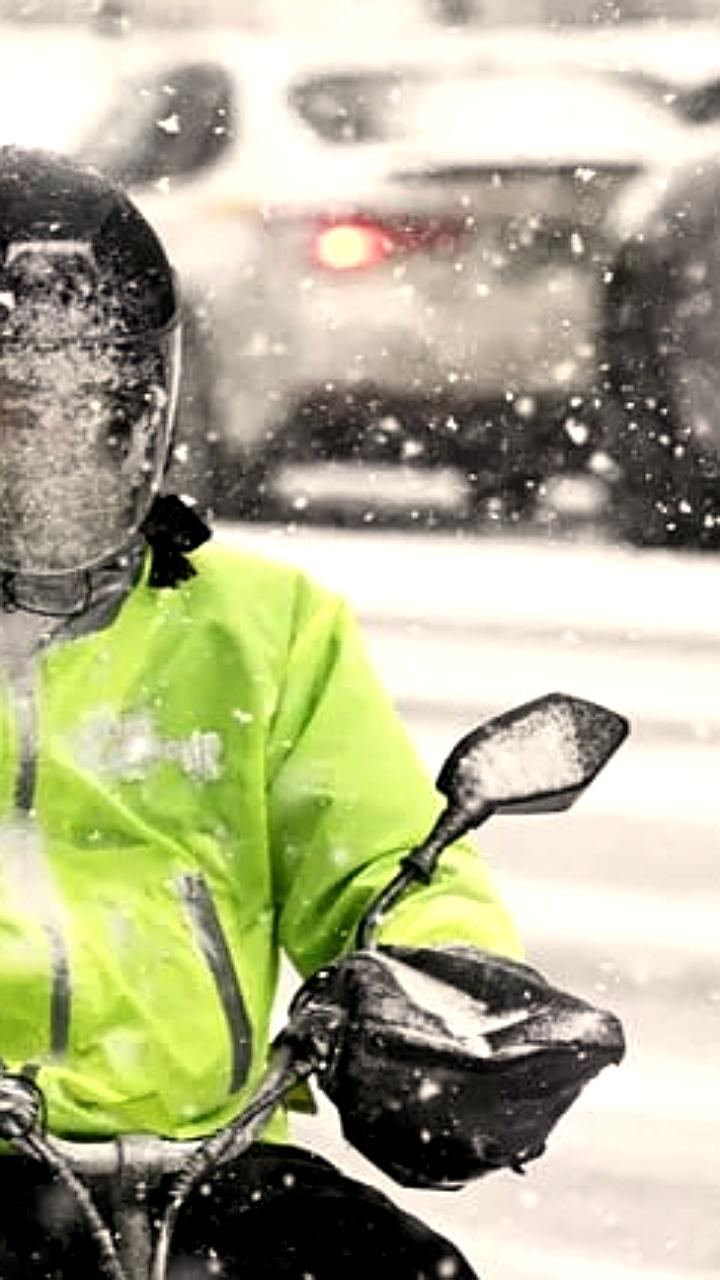 Госдума предлагает запретить курьерам езду на тротуарах для повышения безопасности