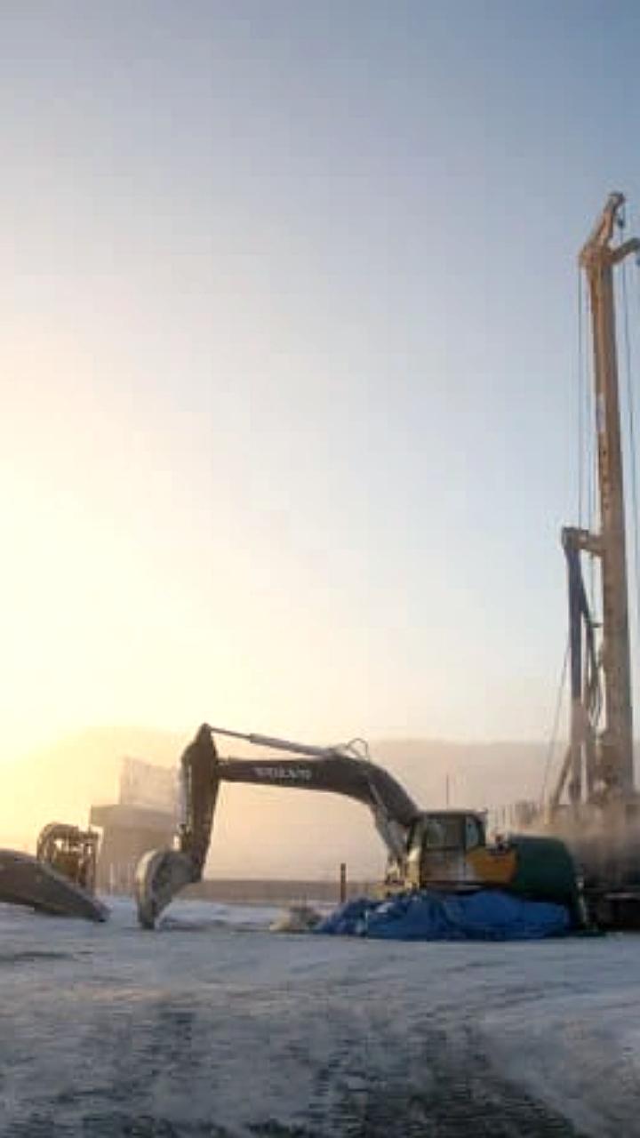 Строительство Ленского моста продолжается в зимних условиях в Якутии