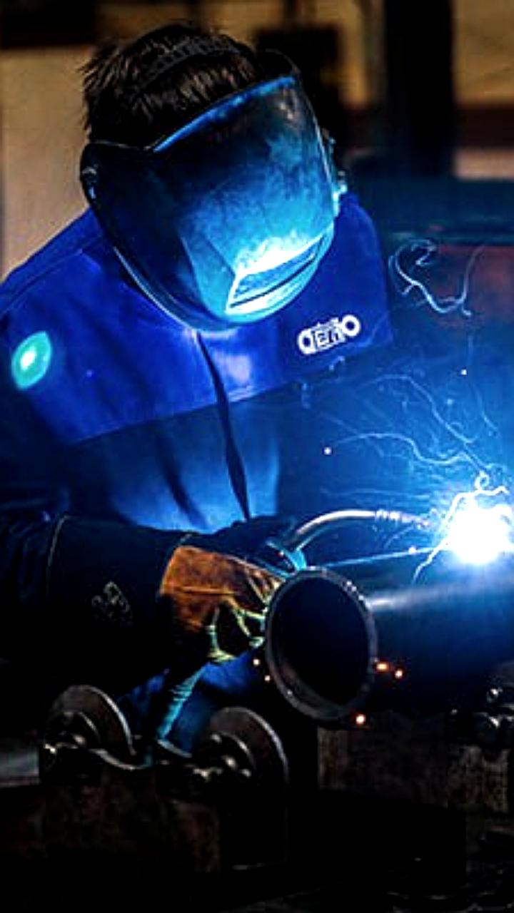 Зарплаты сварщиков в России достигают 300 000 рублей из-за дефицита специалистов