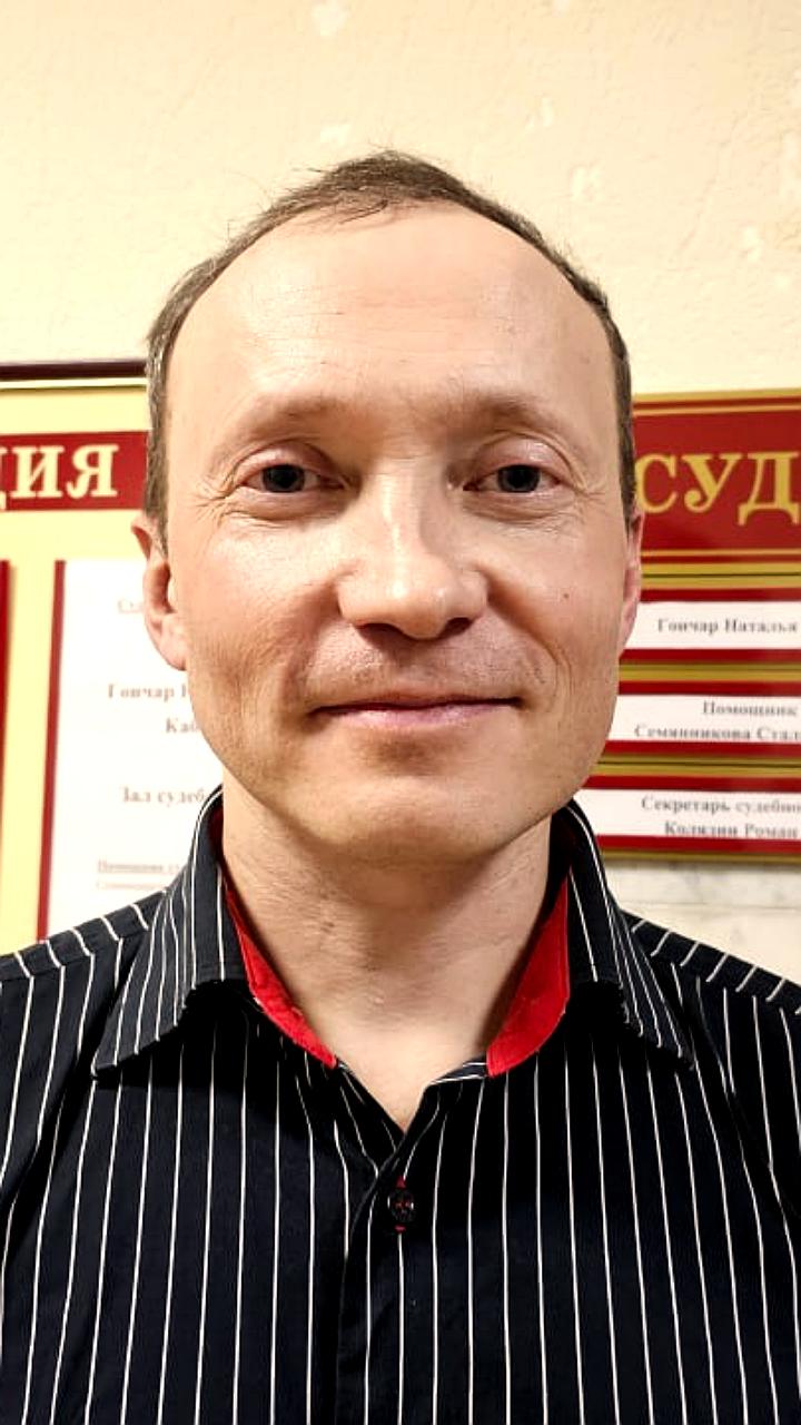 Суд в Екатеринбурге оштрафовал активиста Дмитрия Рыкова за одиночный пикет с цитатами из стихотворений