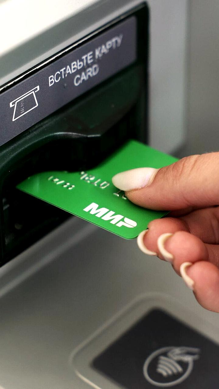 НСПК рассматривает отказ от контактного интерфейса на картах Мир из-за снижения использования