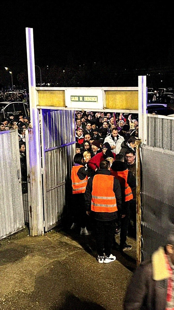 Матч Барселоны с Гвадалахарой перенесен на 30 минут из-за пробок и очередей