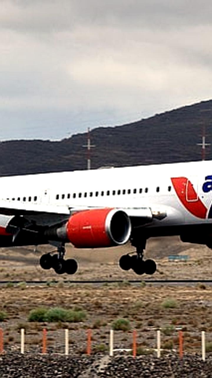 Топ-менеджеры AZUR Air получили условные сроки за махинации, второй пилот допустил инцидент в полете