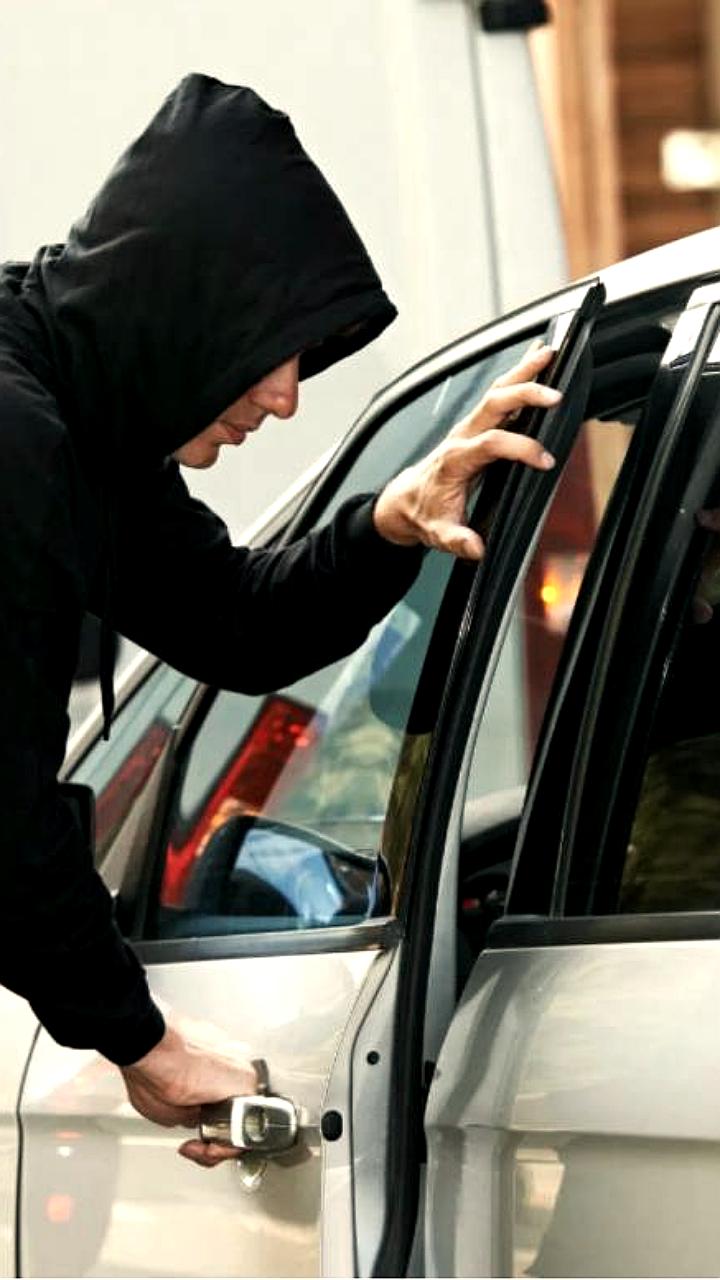 Задержание подозреваемого в краже денег и автомобилей в Геленджике и Екатеринбурге