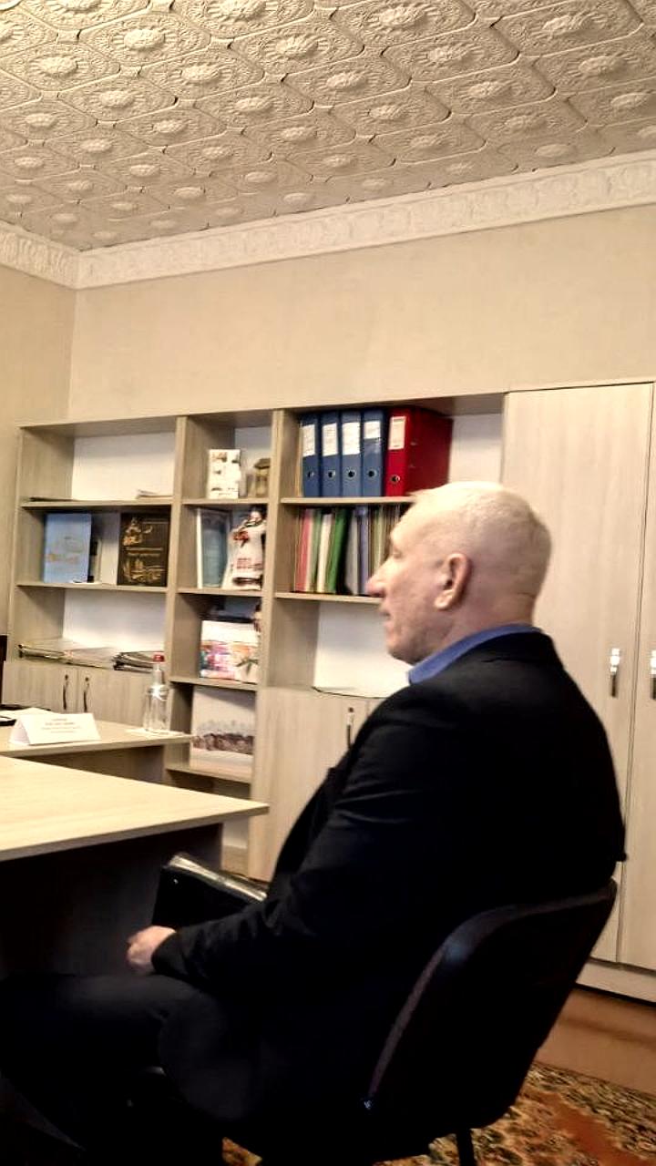 Михаил Русый и Дмитрий Беспалов обсуждают помощь гражданам в трудной ситуации