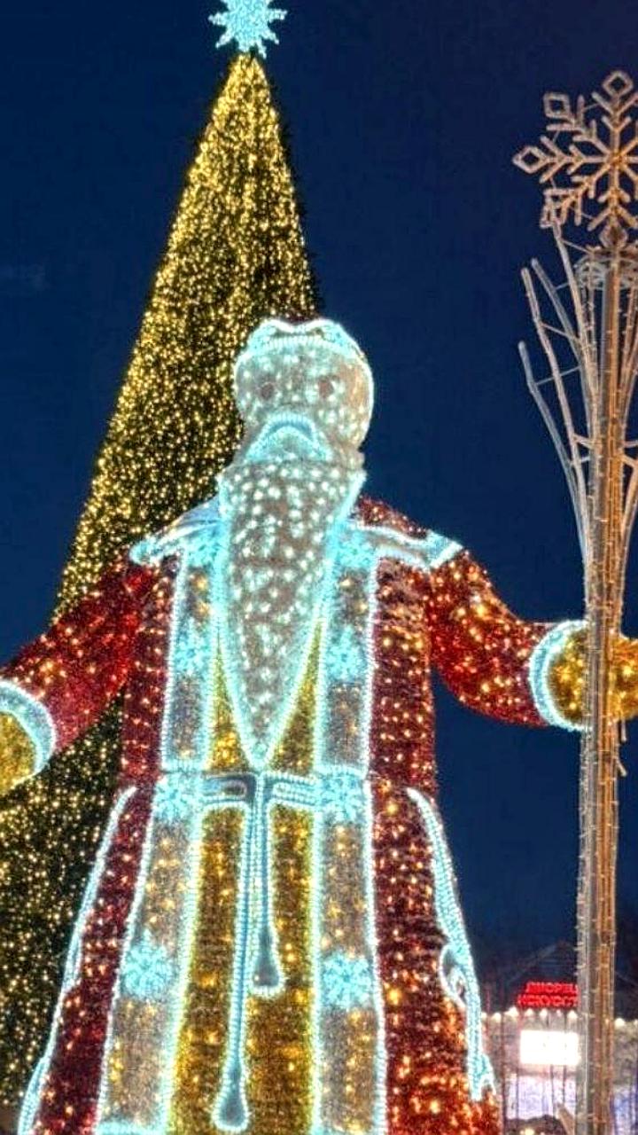 В Симферополе устанавливают новые фигуры Деда Мороза и Снегурочки к Новому году