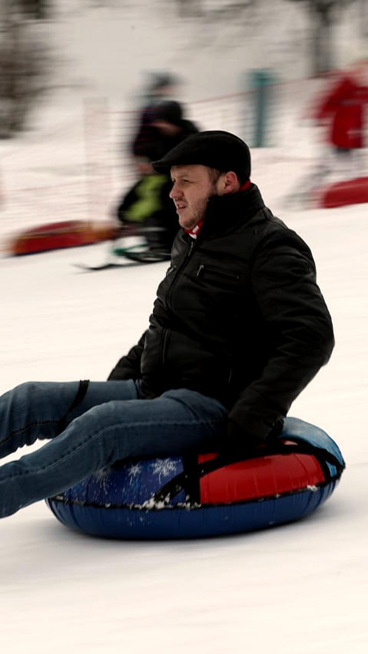 Мужчина госпитализирован с тяжелыми травмами после катания на ватрушке в Санкт-Петербурге